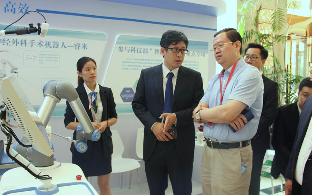 空軍軍醫(yī)大學(xué)唐都醫(yī)院功能神經(jīng)外科主任王學(xué)廉教授蒞臨展臺(tái)